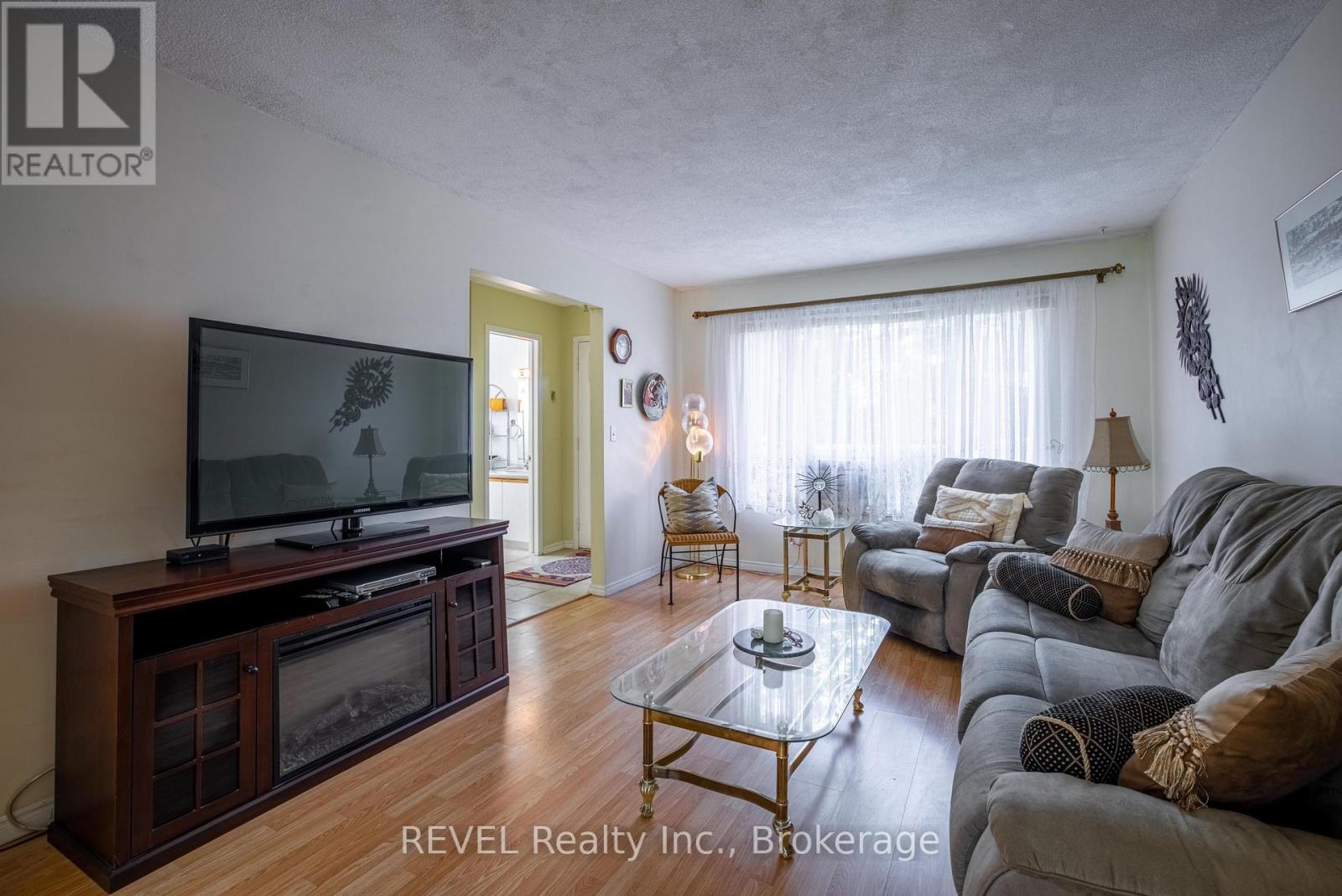 37 Manchester Avenue, St. Catharines, Ontario  L2R 1N9 - Photo 8 - X12485114