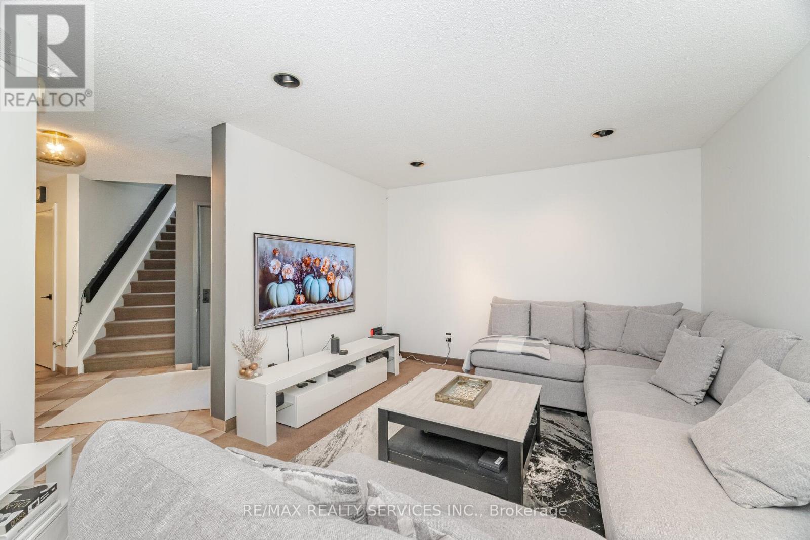 4296 Village Park Drive, Lincoln, Ontario  L3J 0J1 - Photo 8 - X12484649