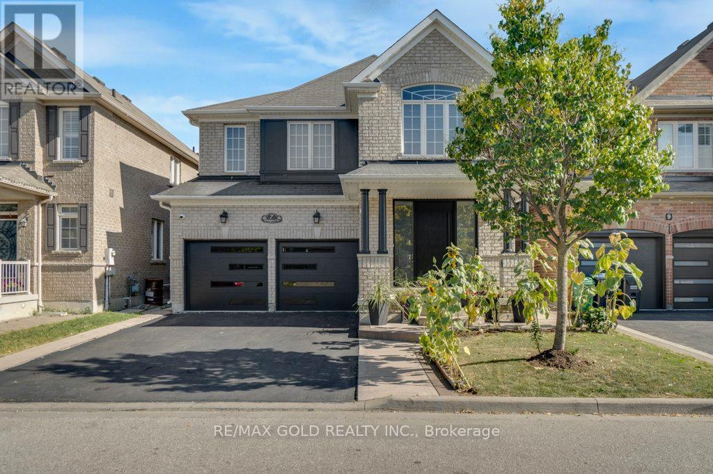 7 Newington Crescent, Brampton, Ontario  L6P 3G3 - Photo 3 - W12422436