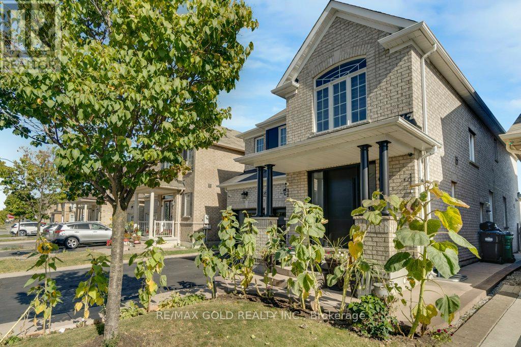 7 Newington Crescent, Brampton, Ontario  L6P 3G3 - Photo 2 - W12422436
