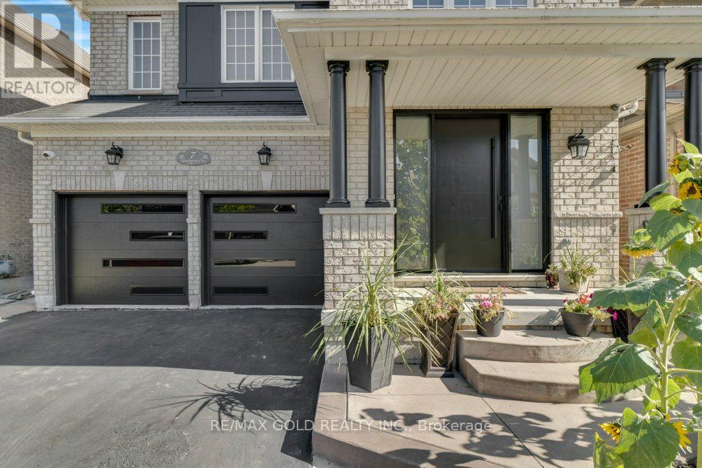 7 Newington Crescent, Brampton, Ontario  L6P 3G3 - Photo 4 - W12422436