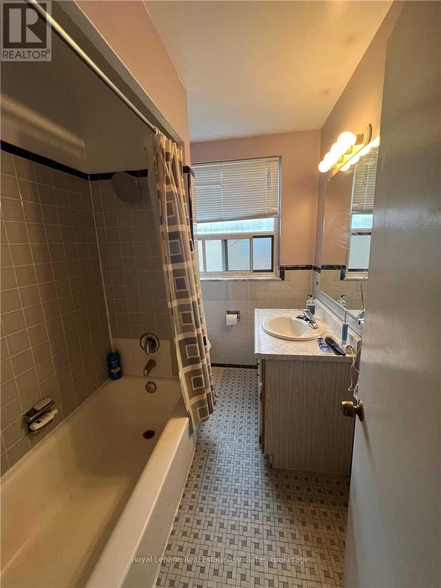 6 - 3 Meadowbrook Road, Toronto, Ontario  M6B 2S3 - Photo 3 - C12485127