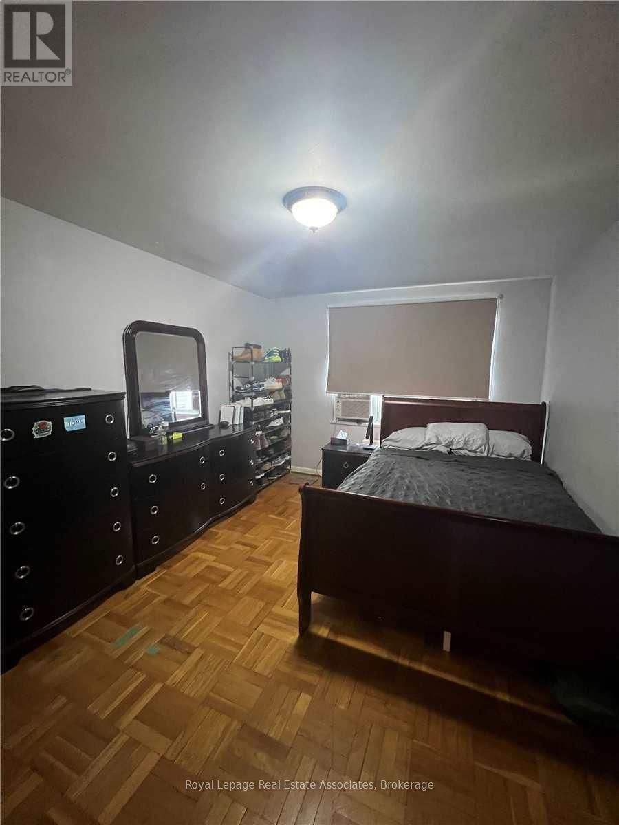 6 - 3 Meadowbrook Road, Toronto, Ontario  M6B 2S3 - Photo 4 - C12485127