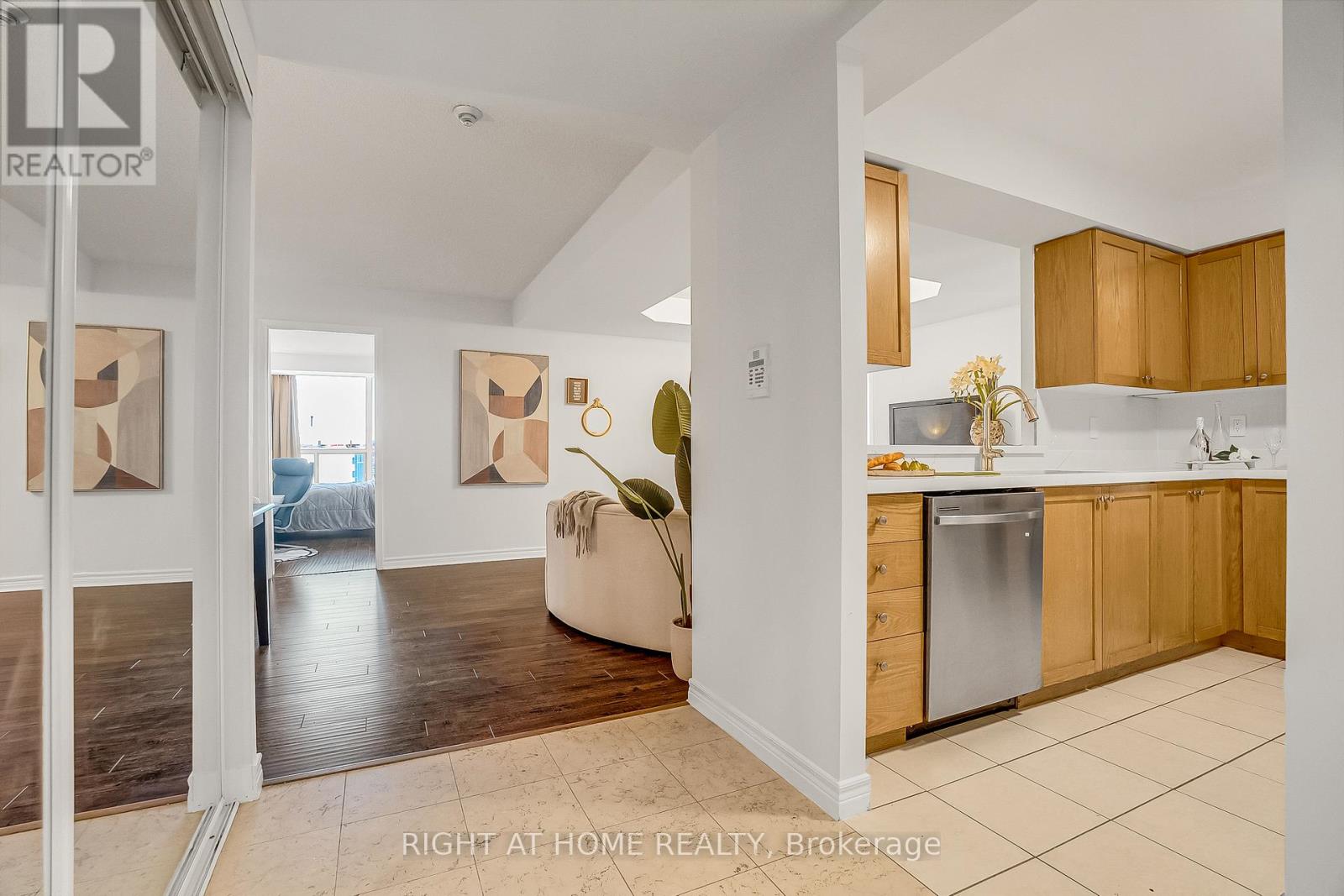 1601 - 152 St Patrick Street, Toronto, Ontario  M5T 3J9 - Photo 6 - C12485147