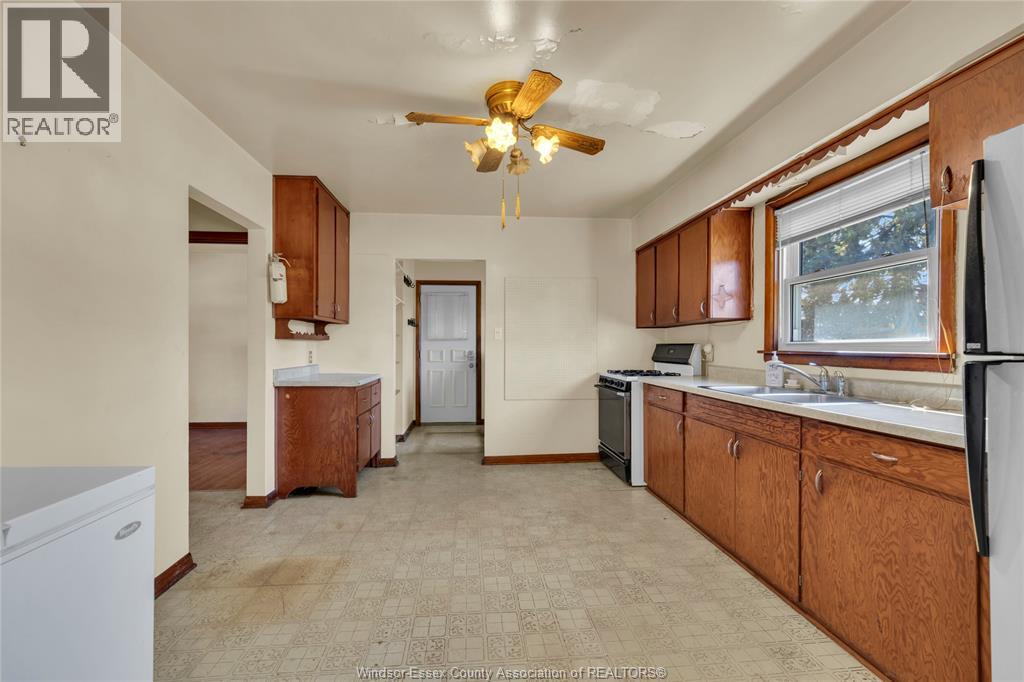 3326 Lauzon Road, Windsor, Ontario  N8T 3P8 - Photo 5 - 25027319