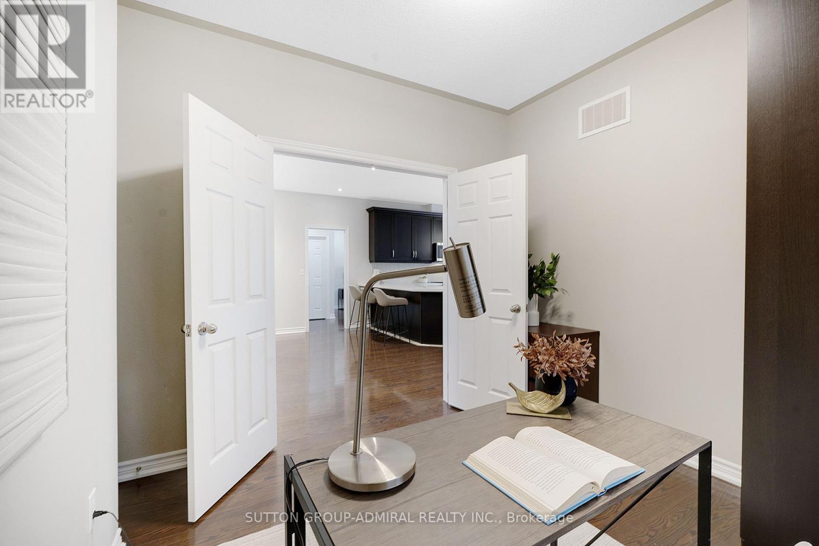 26 Summit Ridge Drive, King (Schomberg), Ontario  L0G 1T0 - Photo 11 - N12485105