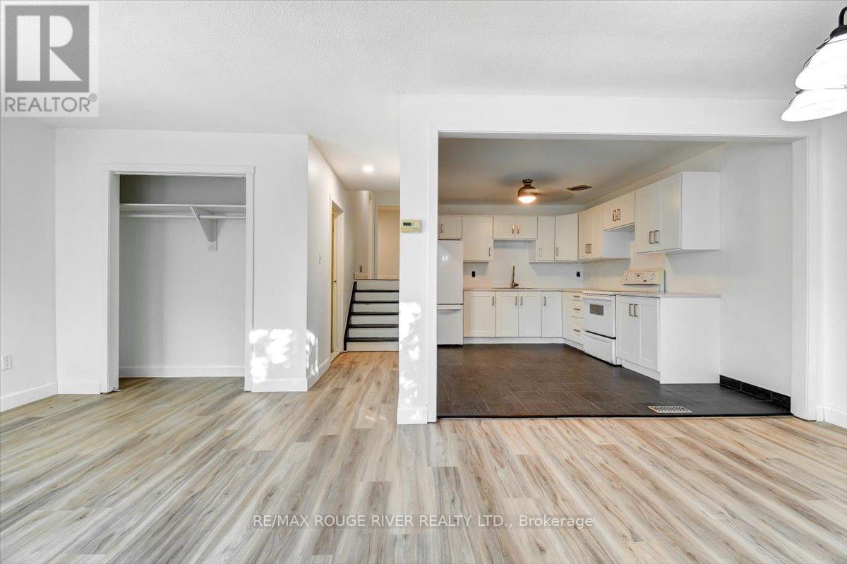 920 Rochelle Court, Peterborough, Ontario  K9J 1J7 - Photo 3 - X12485304