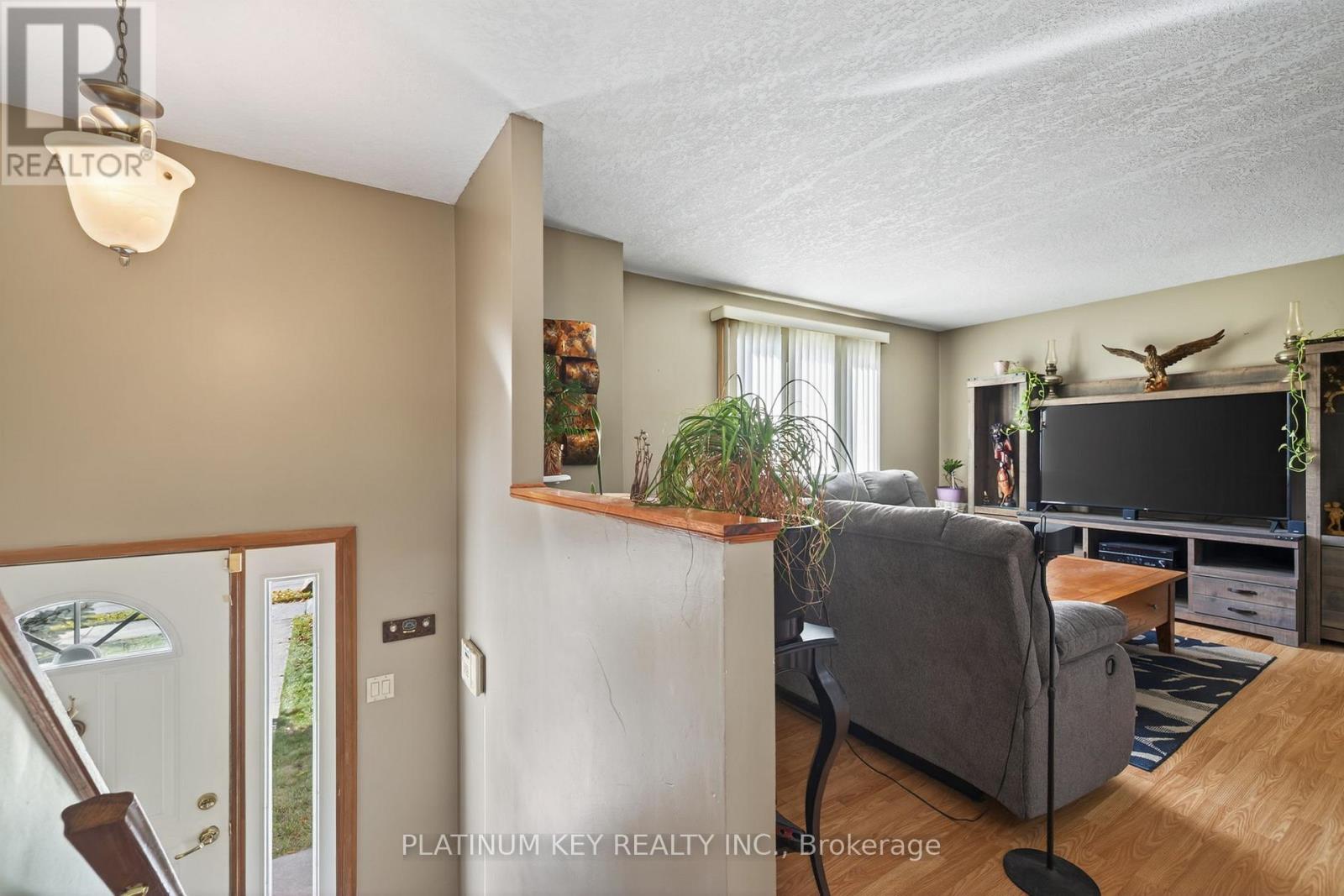 152 Elgin Street, London East (East M), Ontario  N5Z 2T8 - Photo 6 - X12485235