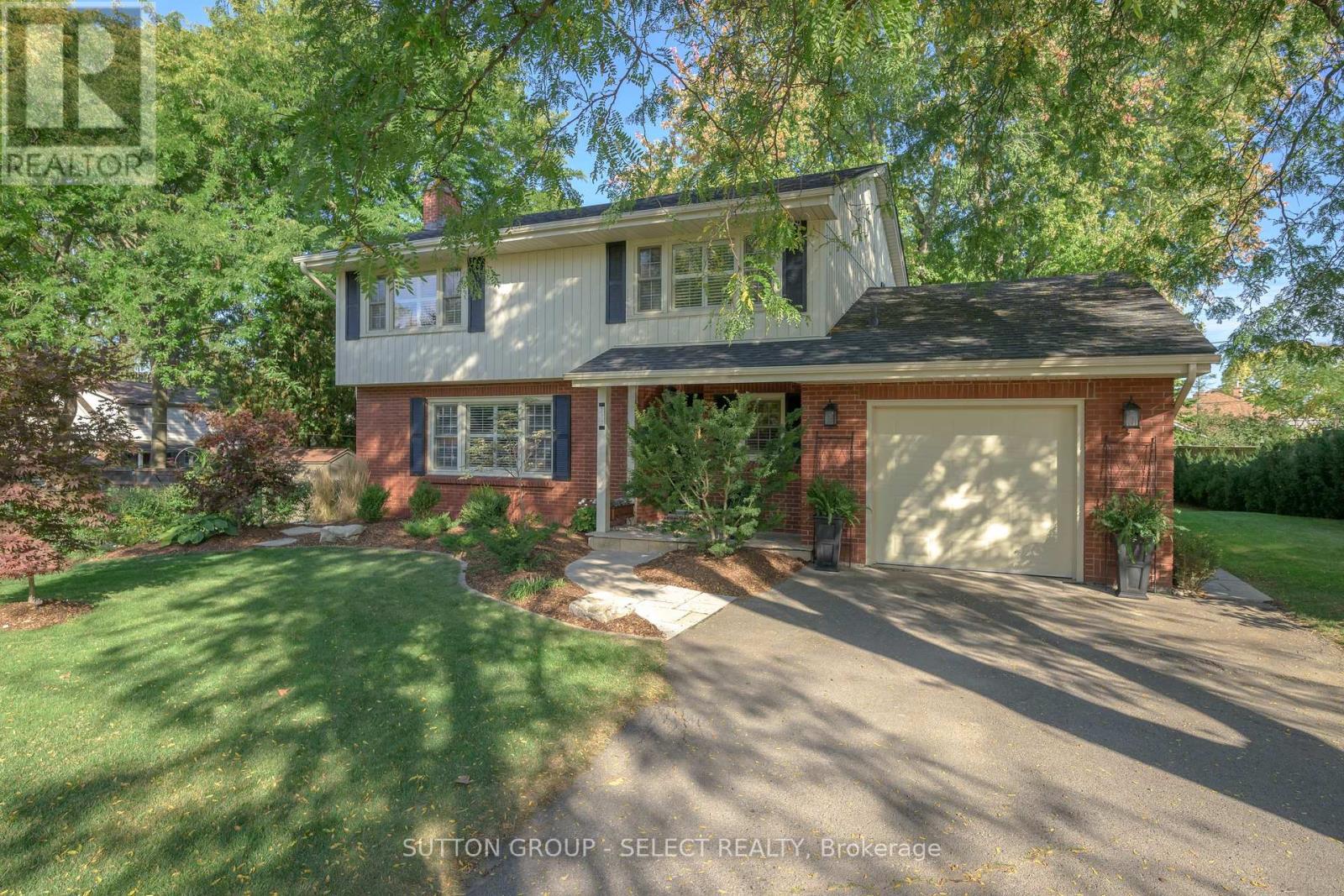 272 Commissioners Road E, London South (South G), Ontario  N6C 2T2 - Photo 1 - X12485268