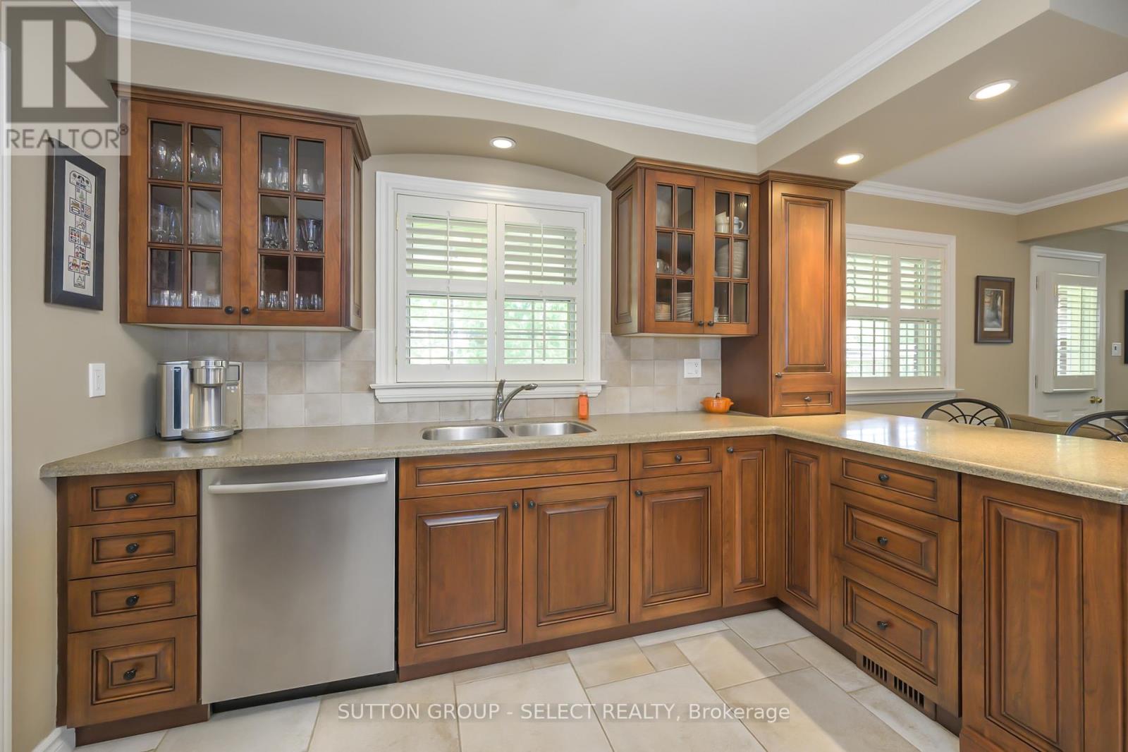 272 Commissioners Road E, London South (South G), Ontario  N6C 2T2 - Photo 10 - X12485268