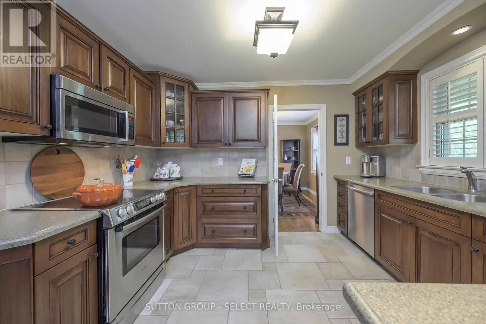 272 Commissioners Road E, London South (South G), Ontario  N6C 2T2 - Photo 8 - X12485268