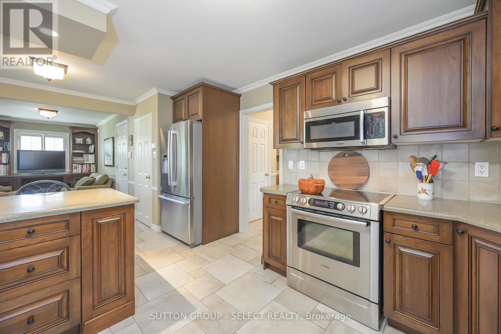 272 Commissioners Road E, London South (South G), Ontario  N6C 2T2 - Photo 9 - X12485268