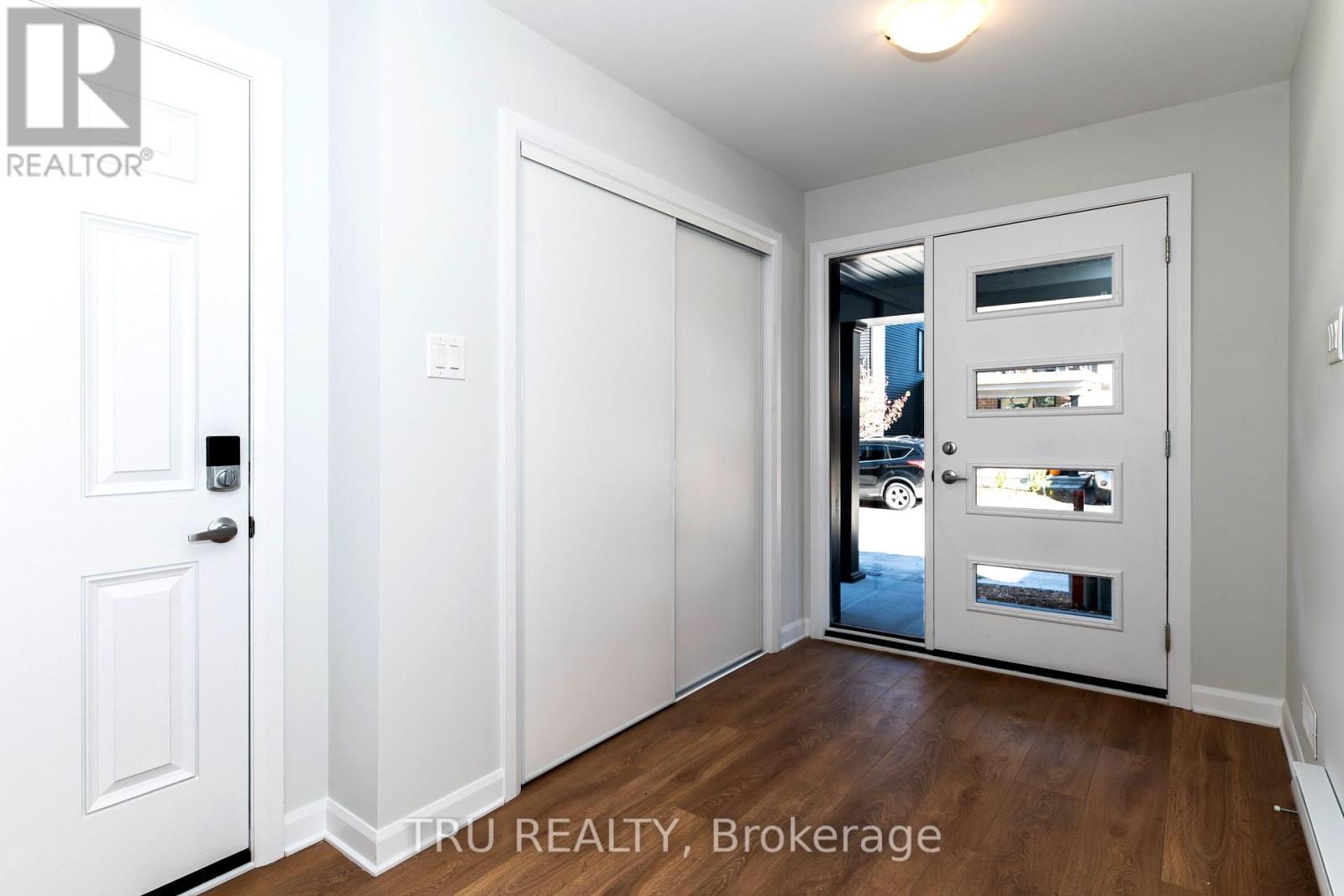 517 Woodlily Private, Ottawa, Ontario  K2T 0S6 - Photo 4 - X12485309