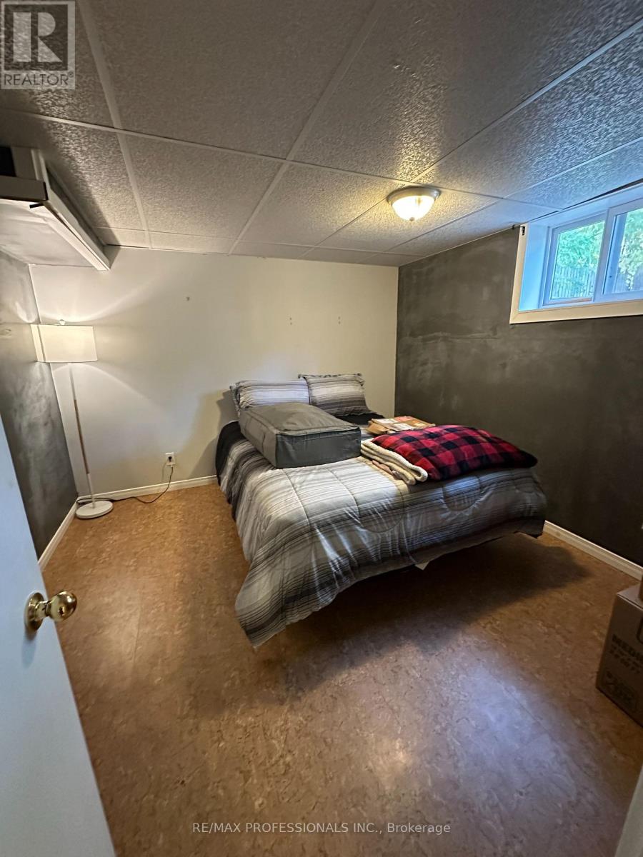 183 Grove Park Drive, Burlington, Ontario  L7T 2H1 - Photo 13 - W12485151