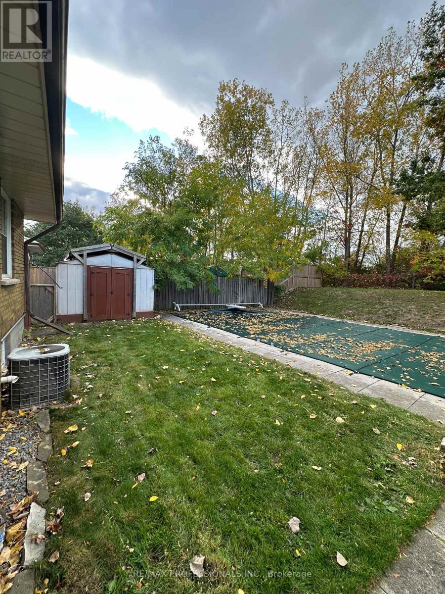 183 Grove Park Drive, Burlington, Ontario  L7T 2H1 - Photo 16 - W12485151