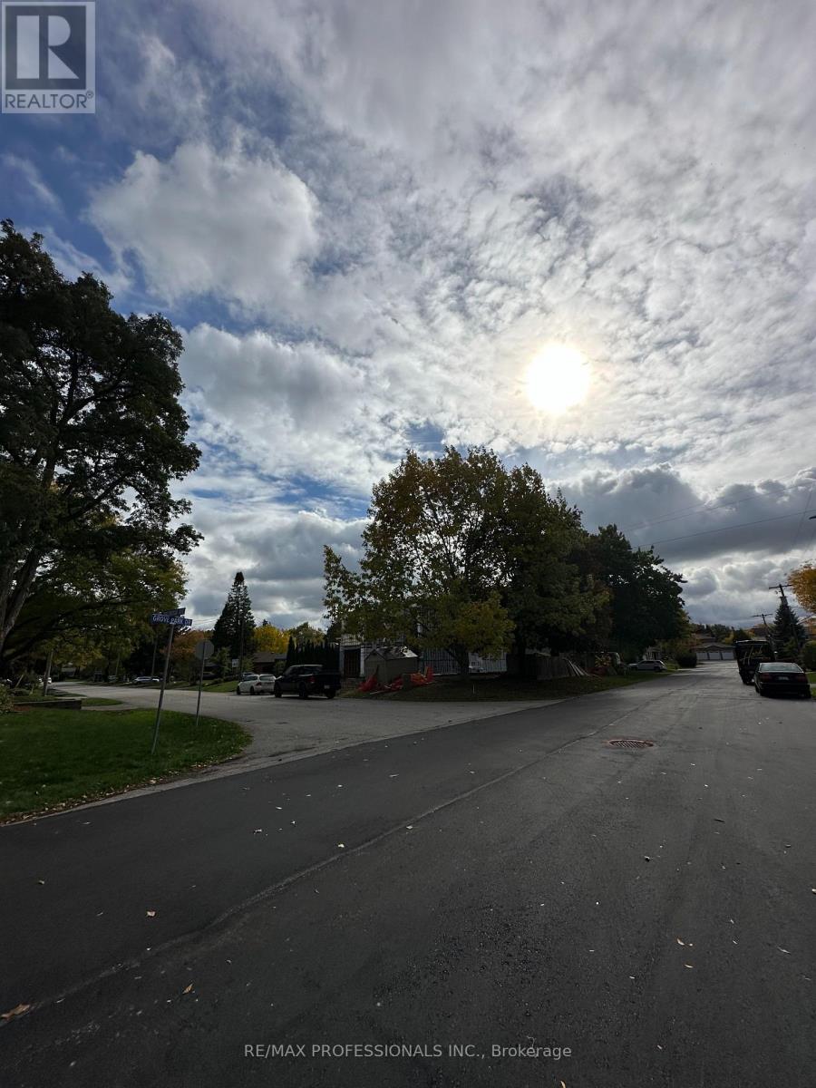 183 Grove Park Drive, Burlington, Ontario  L7T 2H1 - Photo 19 - W12485151