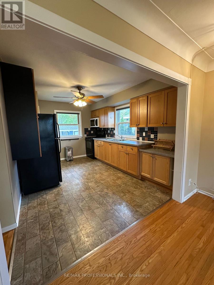 183 Grove Park Drive, Burlington, Ontario  L7T 2H1 - Photo 3 - W12485151