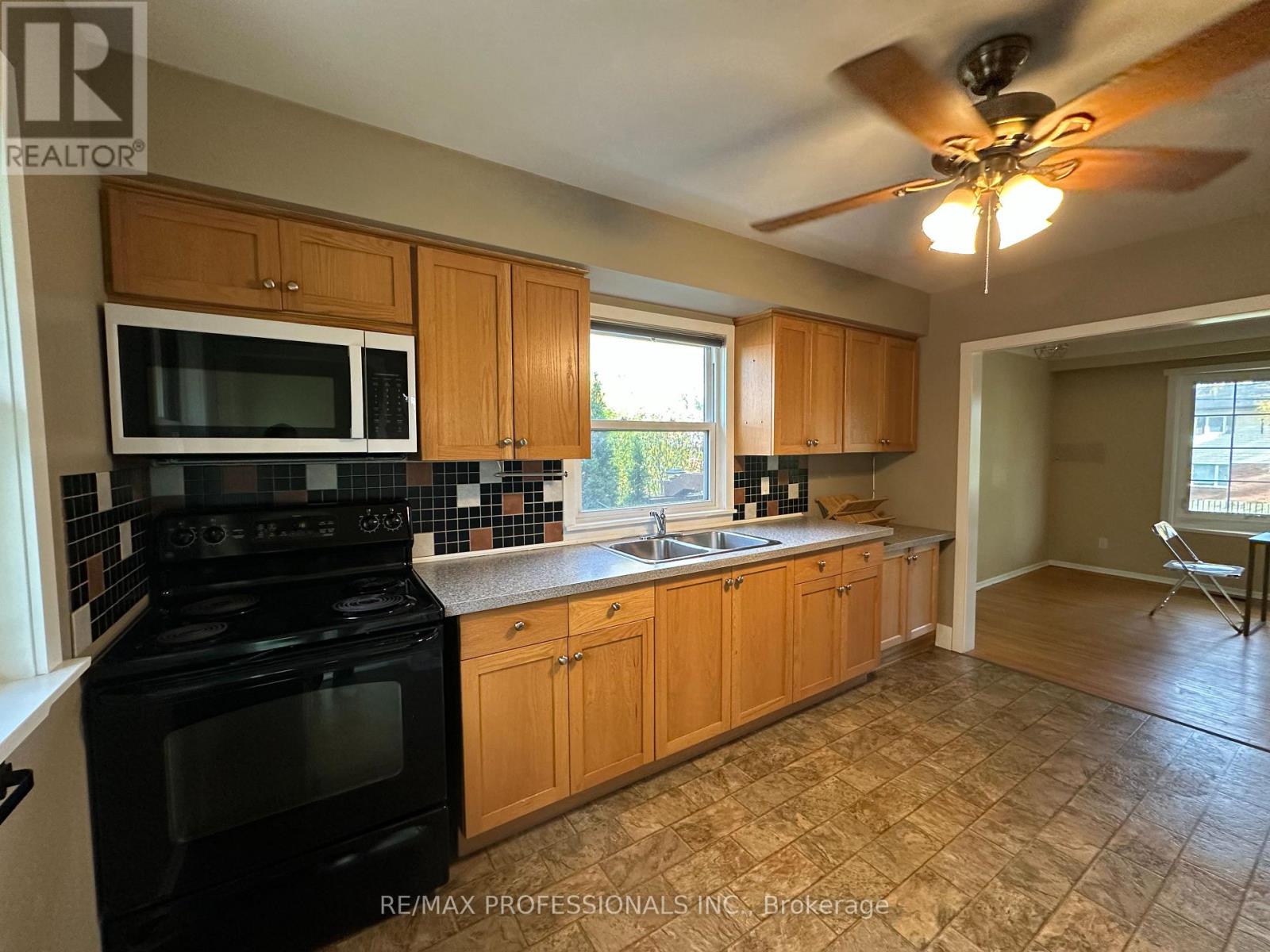 183 Grove Park Drive, Burlington, Ontario  L7T 2H1 - Photo 4 - W12485151