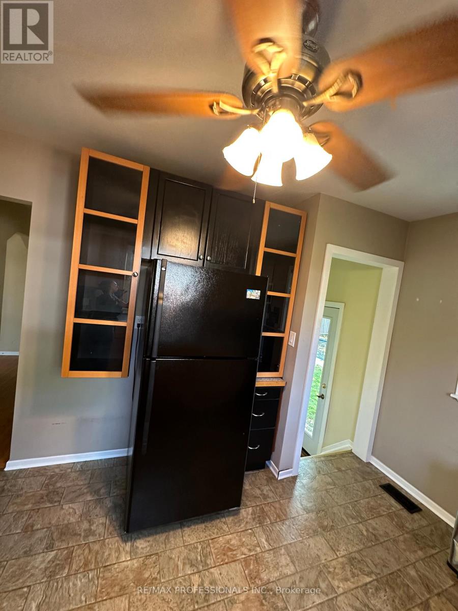 183 Grove Park Drive, Burlington, Ontario  L7T 2H1 - Photo 5 - W12485151