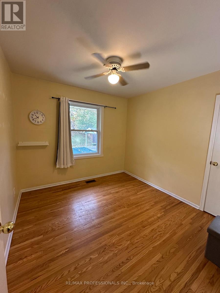 183 Grove Park Drive, Burlington, Ontario  L7T 2H1 - Photo 6 - W12485151