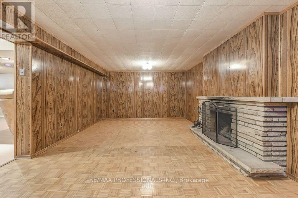 30 Renault Crescent, Toronto, Ontario  M9P 1J3 - Photo 10 - W12485154