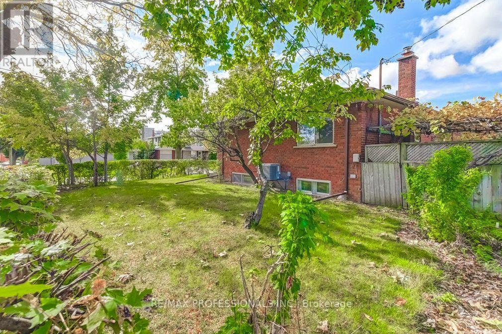 30 Renault Crescent, Toronto, Ontario  M9P 1J3 - Photo 13 - W12485154