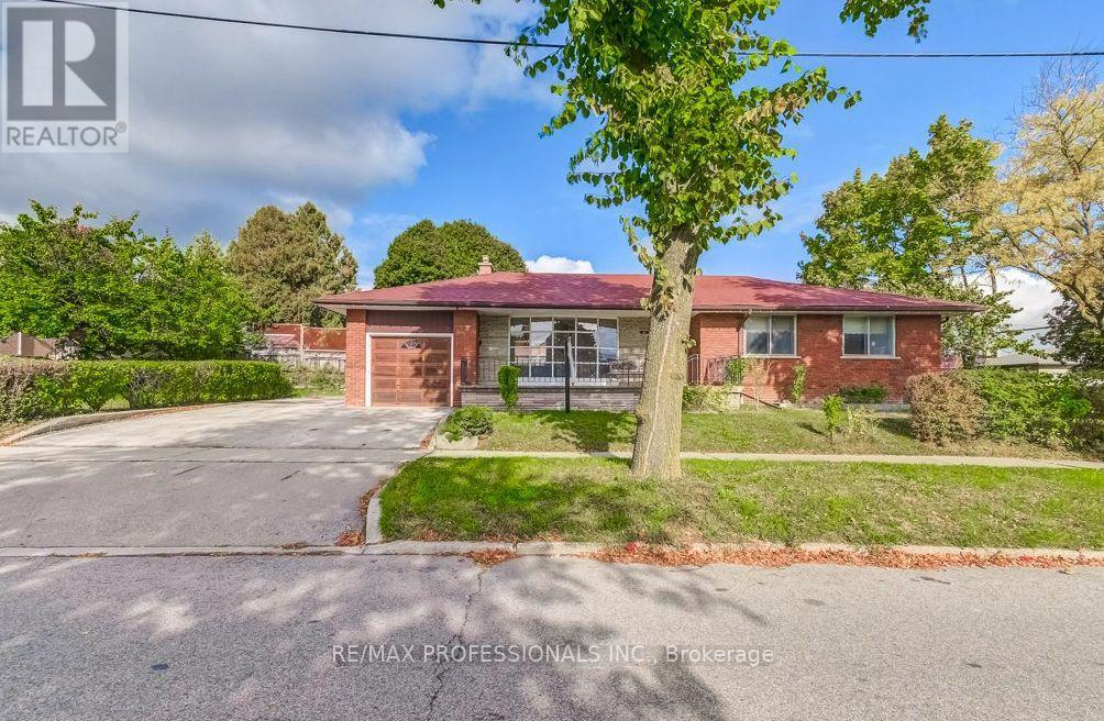 30 Renault Crescent, Toronto, Ontario  M9P 1J3 - Photo 2 - W12485154