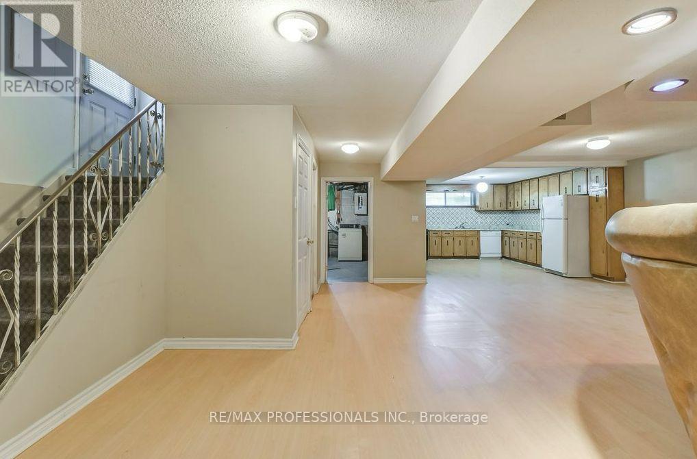 30 Renault Crescent, Toronto, Ontario  M9P 1J3 - Photo 3 - W12485154