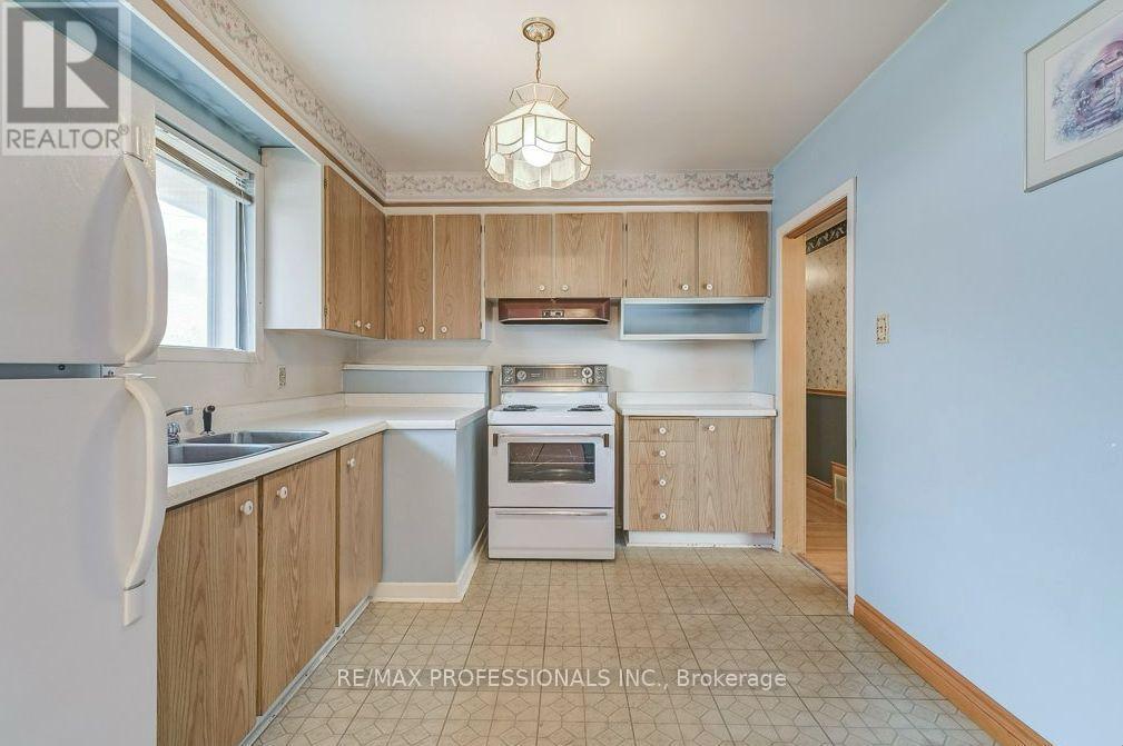 30 Renault Crescent, Toronto, Ontario  M9P 1J3 - Photo 4 - W12485154