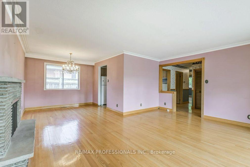 30 Renault Crescent, Toronto, Ontario  M9P 1J3 - Photo 5 - W12485154