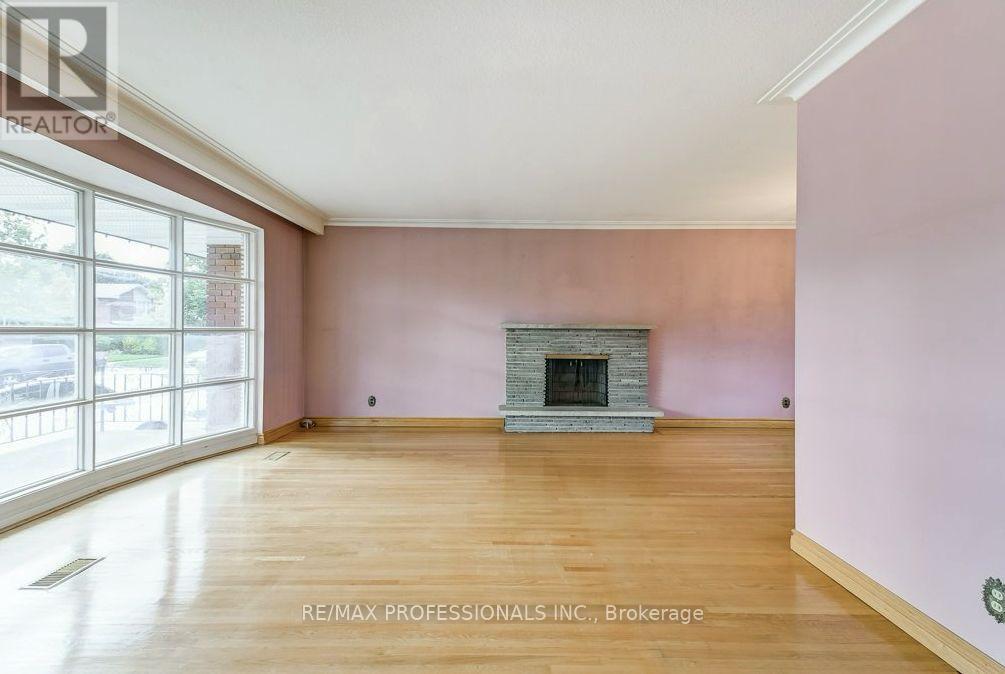 30 Renault Crescent, Toronto, Ontario  M9P 1J3 - Photo 6 - W12485154