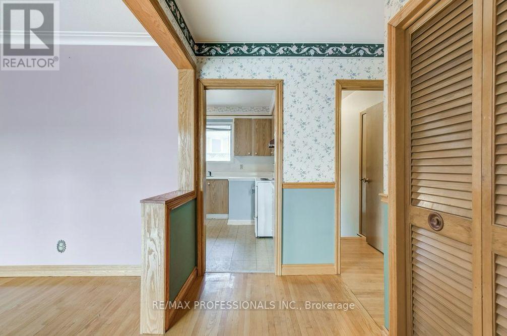 30 Renault Crescent, Toronto, Ontario  M9P 1J3 - Photo 7 - W12485154