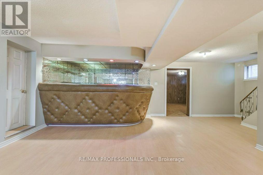 30 Renault Crescent, Toronto, Ontario  M9P 1J3 - Photo 8 - W12485154