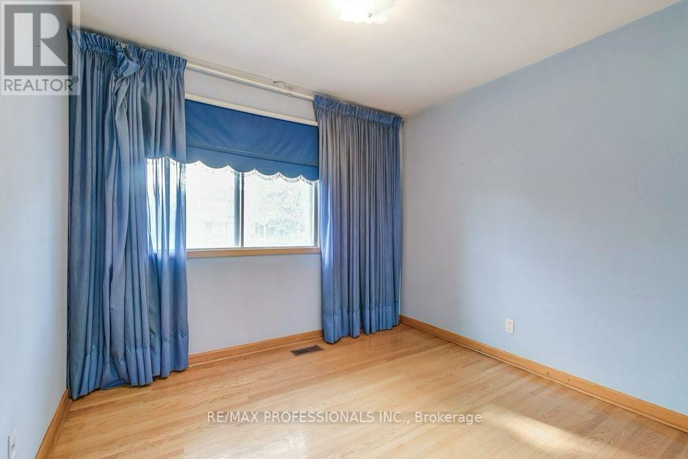 30 Renault Crescent, Toronto, Ontario  M9P 1J3 - Photo 9 - W12485154