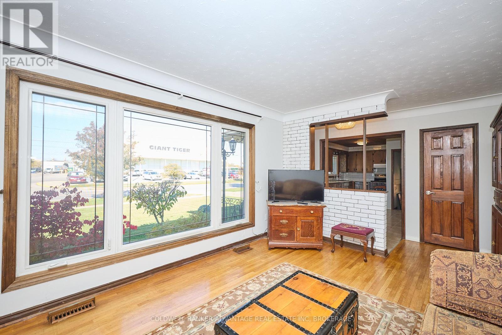 219 Fitch Street, Welland (Prince Charles), Ontario  L3C 4W3 - Photo 8 - X12485189