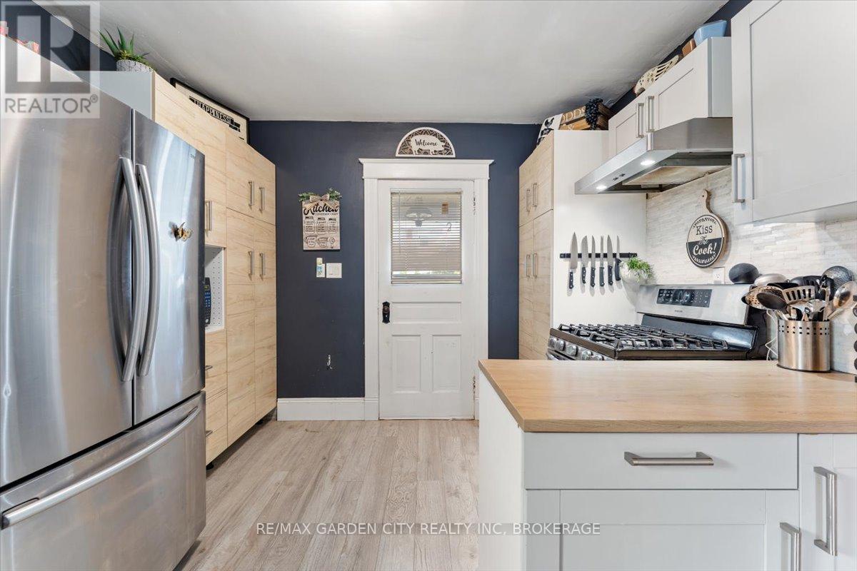 22 Chaplin Avenue, St. Catharines, Ontario  L2R 2E6 - Photo 7 - X12485225