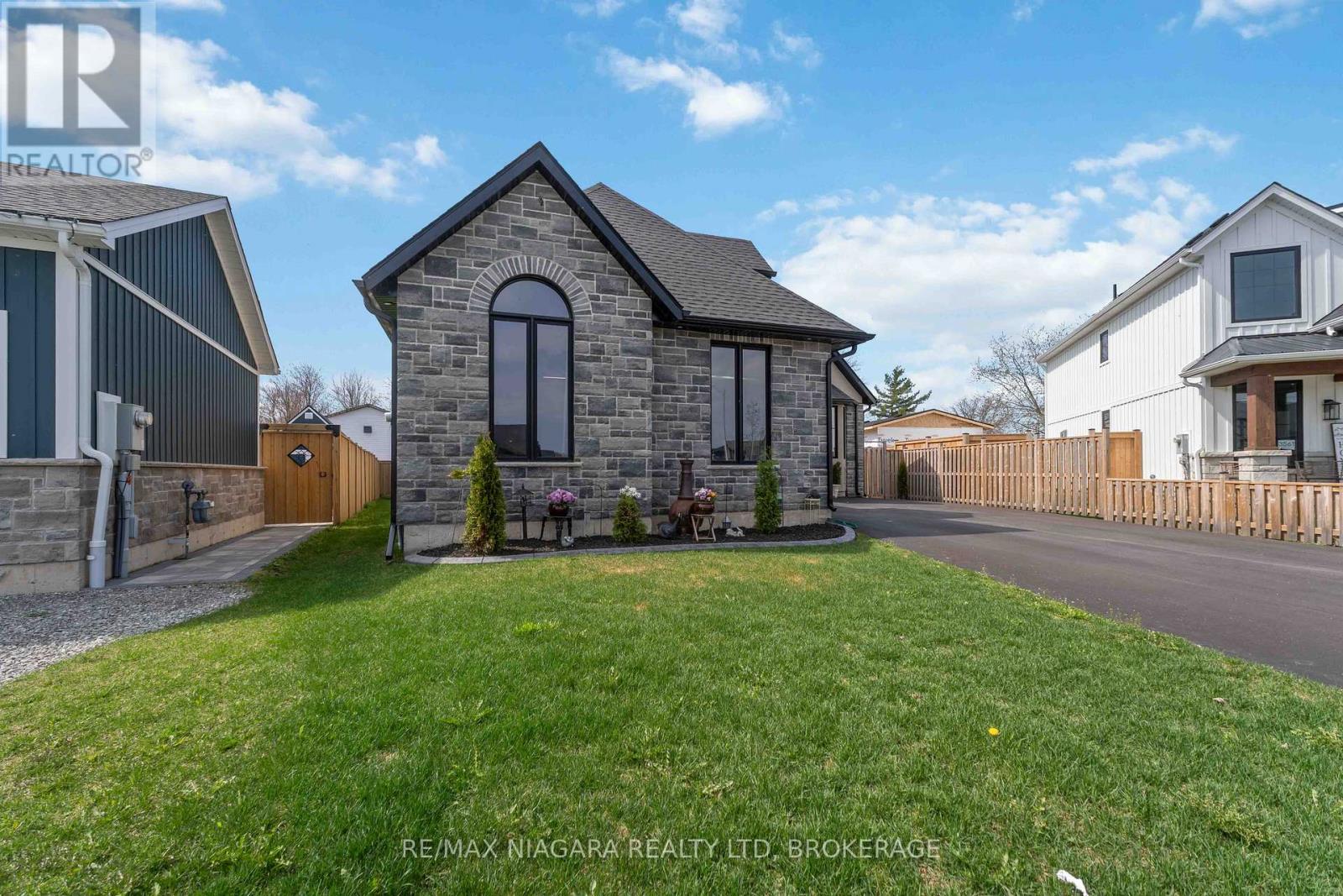 3555 Canfield Crescent, Fort Erie, Ontario  L0S 1S0 - Photo 2 - X12485250