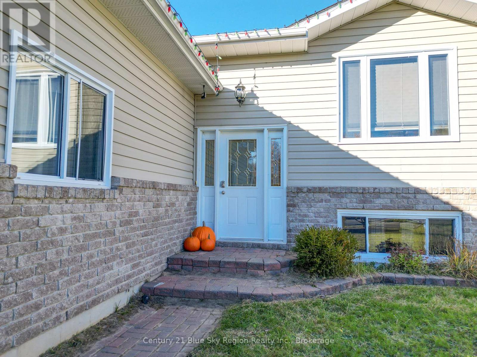 557 Demers Street, West Nipissing (Sturgeon Falls), Ontario  P2B 0A1 - Photo 2 - X12485301