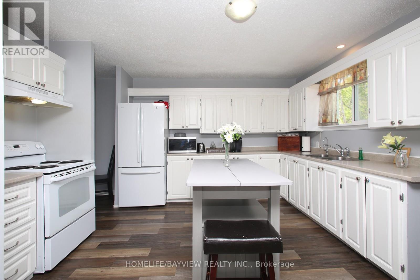 2nd Flr - 9 Bridge Street, Kawartha Lakes, Ontario  K0M 1N0 - Photo 9 - X12485027