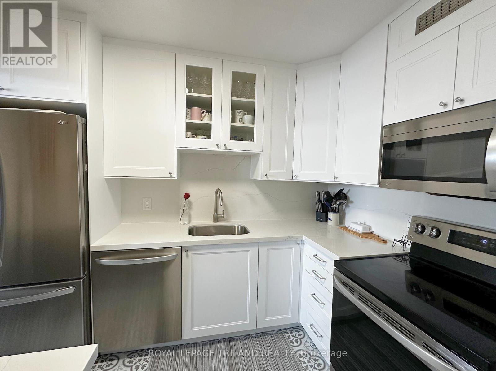 901 - 215 Glenridge Avenue, St. Catharines, Ontario  L2T 3J7 - Photo 1 - X12334035