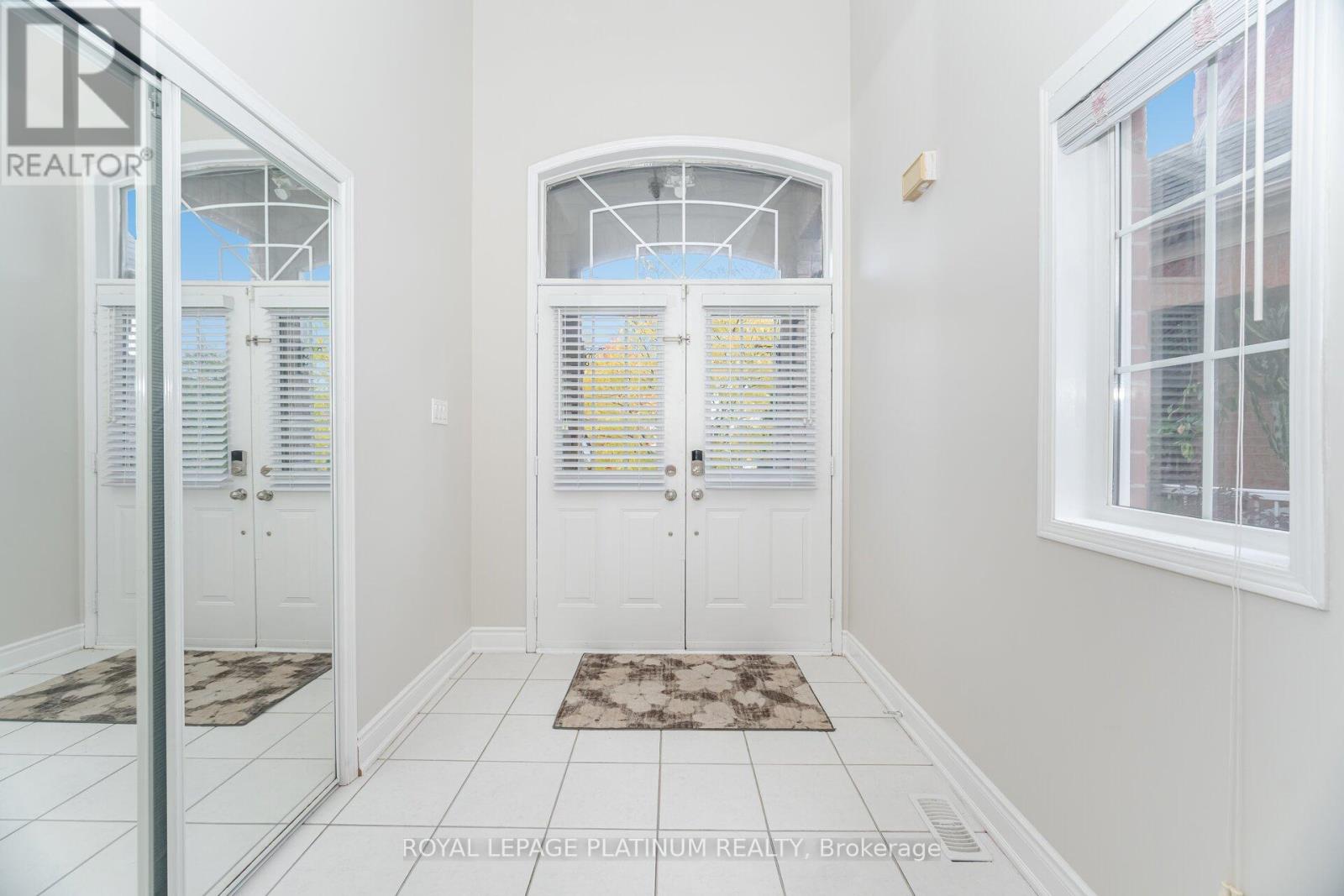 63 Culture Crescent, Brampton, Ontario L6X 4X8 - Photo 4 - W12480488