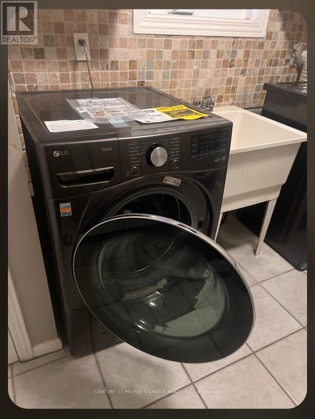 1575 Sir Monty's Drive, Mississauga, Ontario  L5N 4P1 - Photo 16 - W12483699