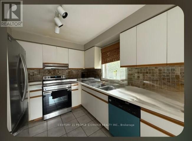 1575 Sir Monty's Drive, Mississauga, Ontario  L5N 4P1 - Photo 4 - W12483699