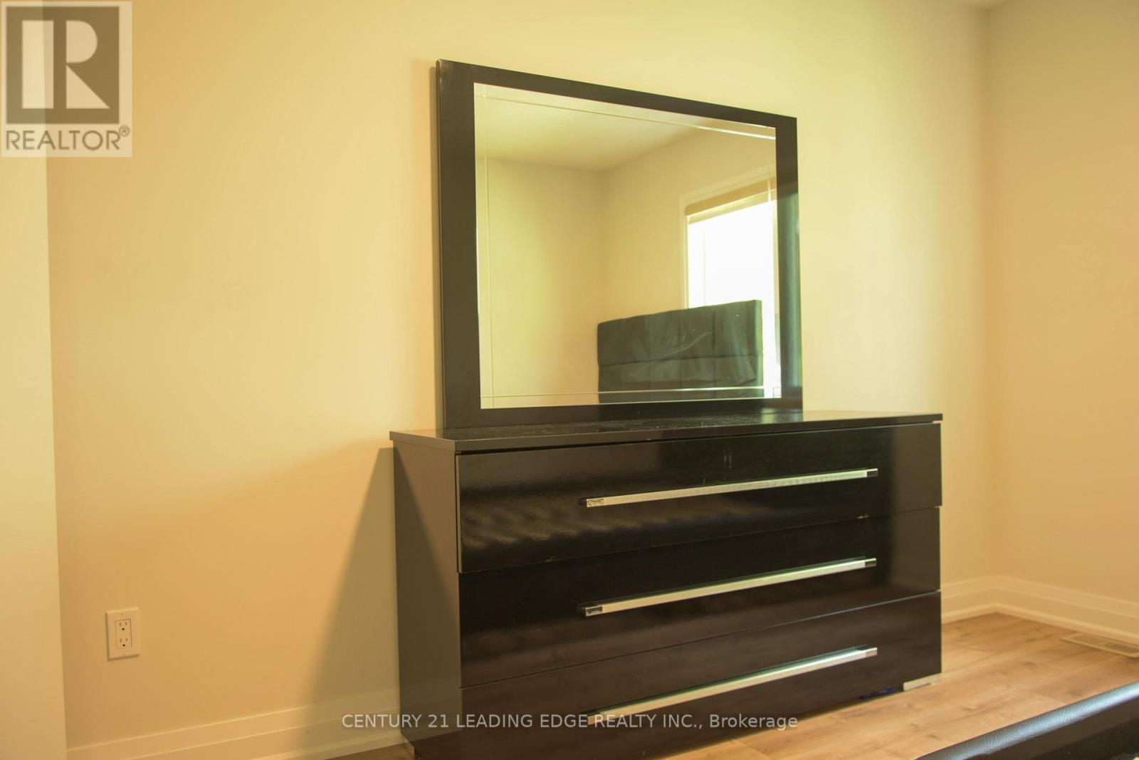 Upper - 118 2nd Street, Brockton, Ontario N0G 2V0 - Photo 5 - X12483374