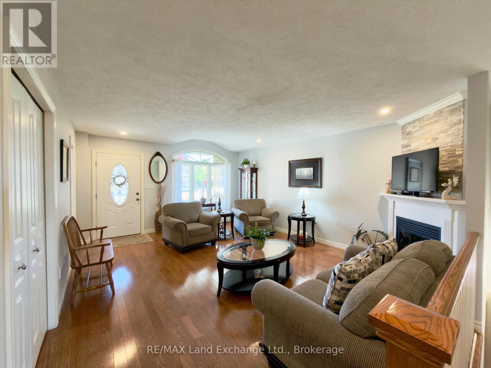 210 Stickel Street, Saugeen Shores, Ontario  N0H 2C1 - Photo 3 - X12485351