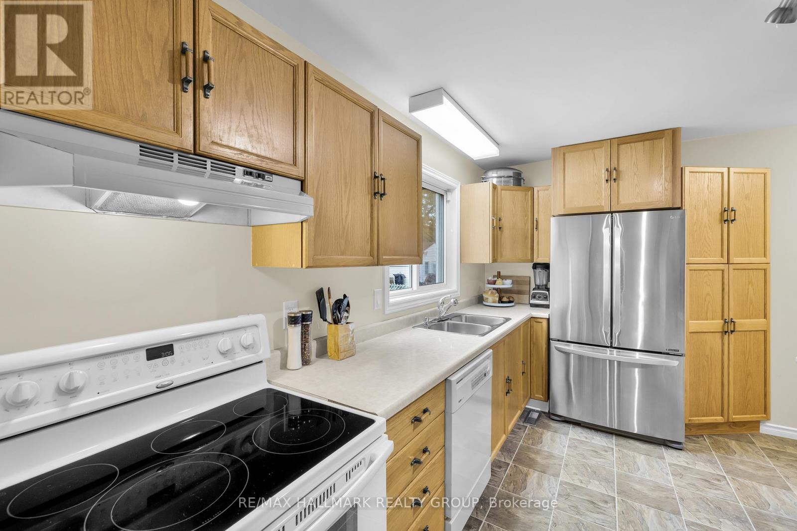 336 Mceachern Crescent, Ottawa, Ontario  K1E 3P5 - Photo 17 - X12485313