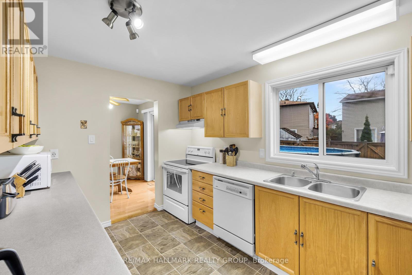 336 Mceachern Crescent, Ottawa, Ontario  K1E 3P5 - Photo 18 - X12485313