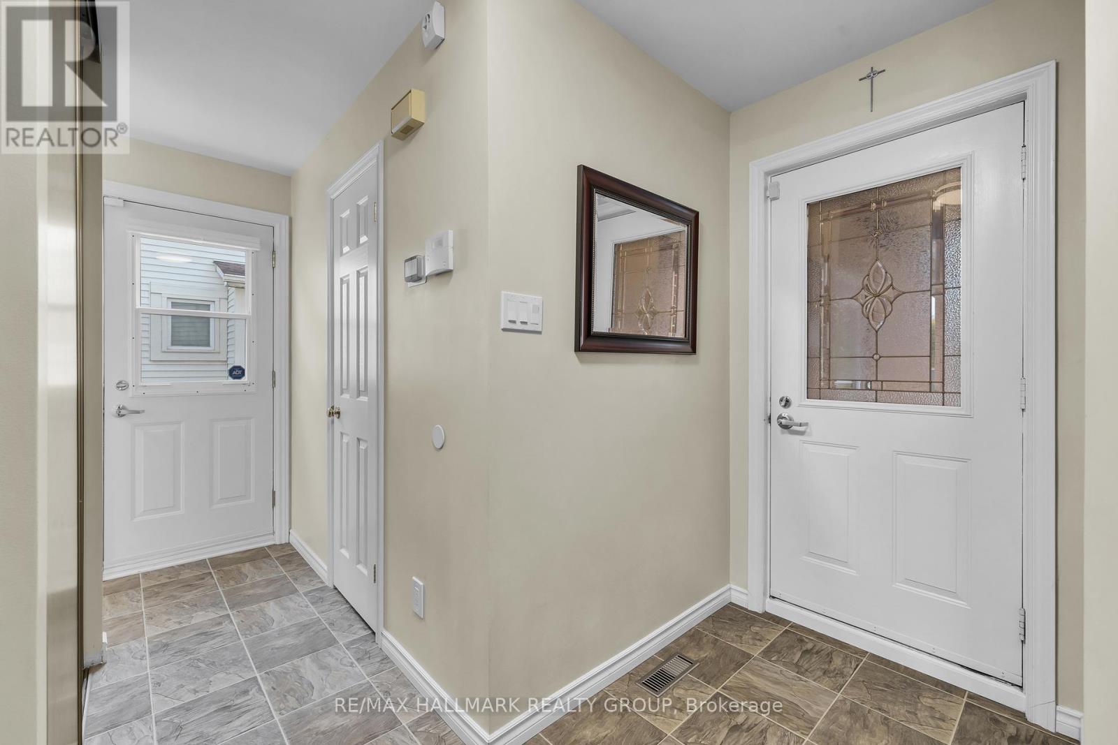 336 Mceachern Crescent, Ottawa, Ontario  K1E 3P5 - Photo 4 - X12485313