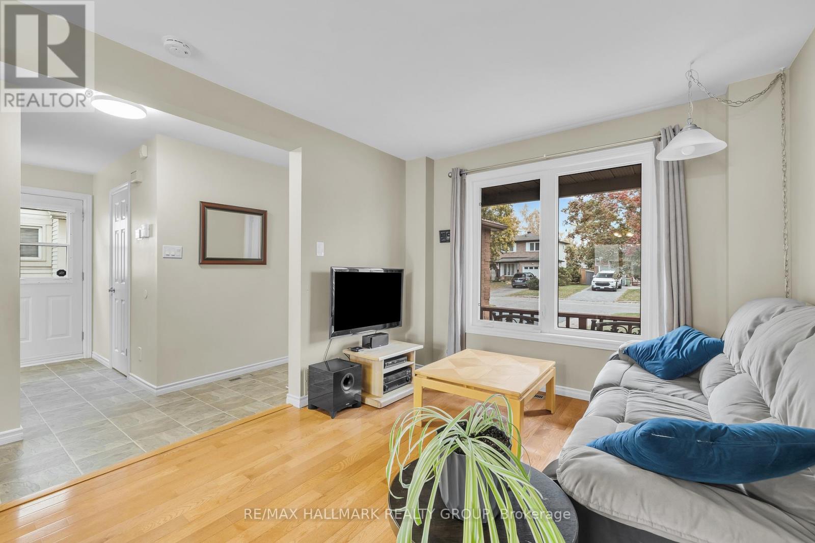 336 Mceachern Crescent, Ottawa, Ontario  K1E 3P5 - Photo 6 - X12485313