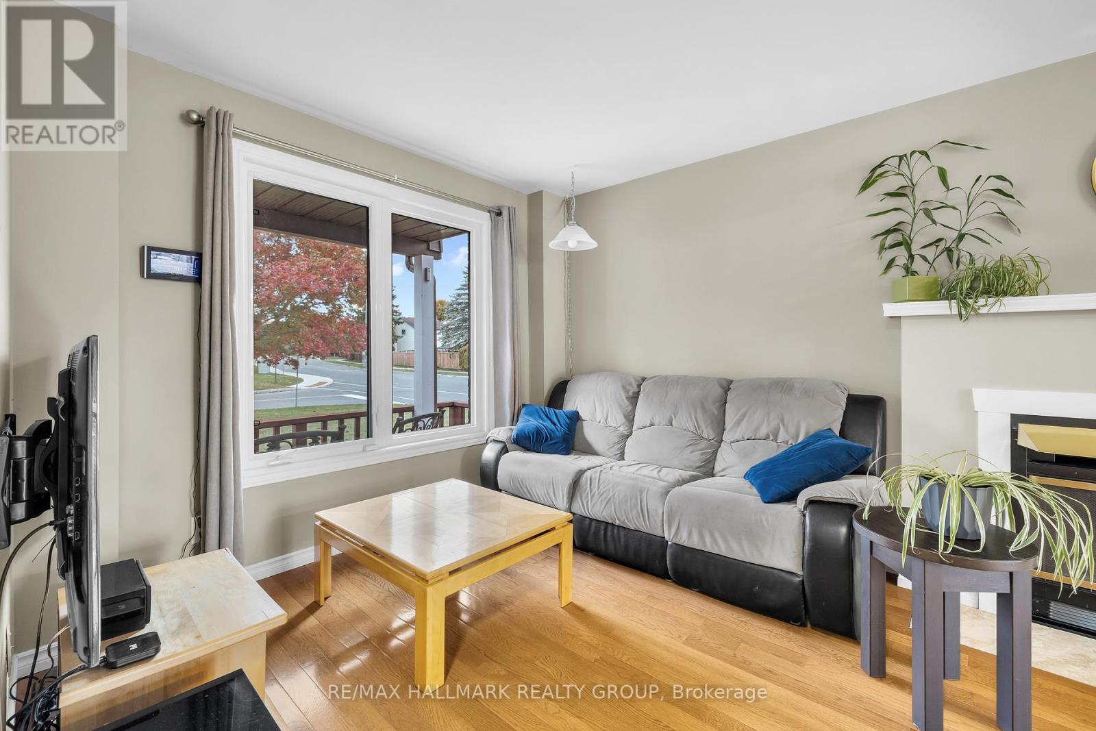 336 Mceachern Crescent, Ottawa, Ontario  K1E 3P5 - Photo 8 - X12485313